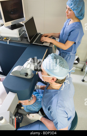 Patient en cours d'une chirurgie LASIK Banque D'Images