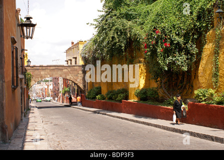 Les gens marcher dans la rue du Canal à San Miguel de Allende, Guanajuato, Mexique Banque D'Images