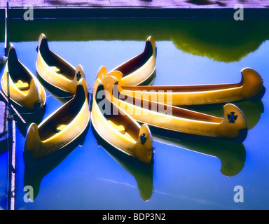 Bateaux jaune sur un lac d'agrément en Angleterre Banque D'Images