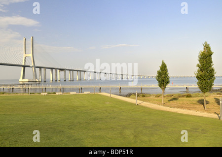 Pont Vasco da Gama sur le Rio Tejo River dans le parc Parque das Nações, site de l'Expo 98, Lisbonne, Portugal, Europe Banque D'Images