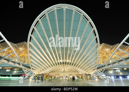 Entrée couverte à la Gare do Oriente gare la nuit, architecte Santiago Calatrava, au motif de la Parque das N Banque D'Images