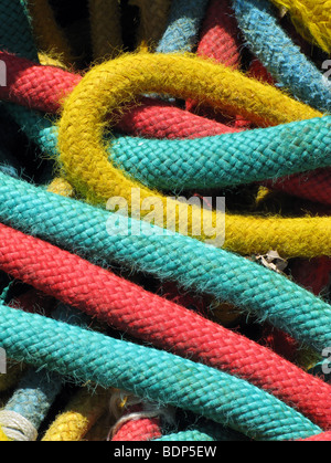 Détail de cordes colorées utilisées sur les bateaux de pêche au port Banque D'Images