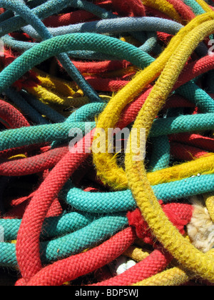 Détail de cordes colorées utilisées sur les bateaux de pêche au port Banque D'Images