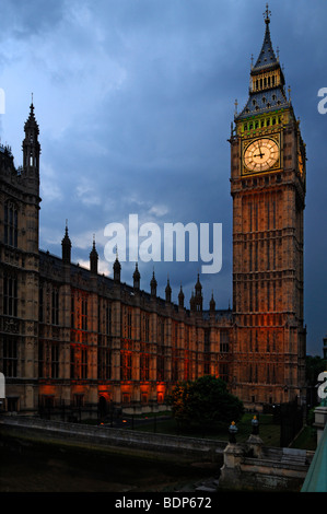 Big Ben au crépuscule vue depuis le pont de Westminster Bridge Street, Londres, Angleterre, Royaume-Uni, Europe Banque D'Images