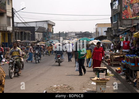 Marché de rue dans quartier pauvre de Grand Moulin Douala Cameroun Afrique de l'Ouest Banque D'Images