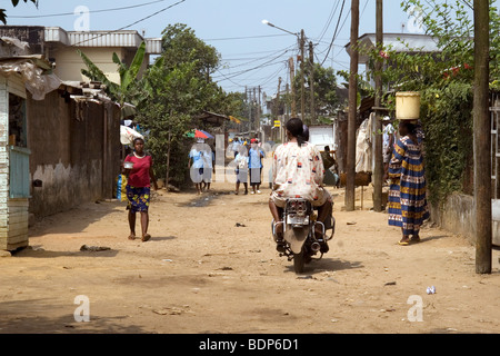 Scène de rue à quartier pauvre de Grand Moulin Douala Cameroun Afrique de l'Ouest Banque D'Images