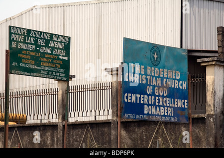 Indications pour l'école privée et l'Église chrétienne de Dieu racheté Centre d'excellence du district de Bonaberi Douala Cameroun Afrique de l'Ouest Banque D'Images