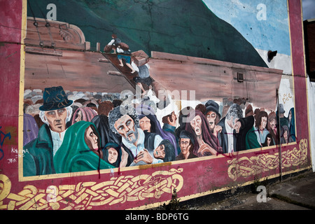 Photo murale de l'immigration irlandaise, au large de la Falls Road, Belfast, Irlande du Nord, Royaume-Uni Banque D'Images