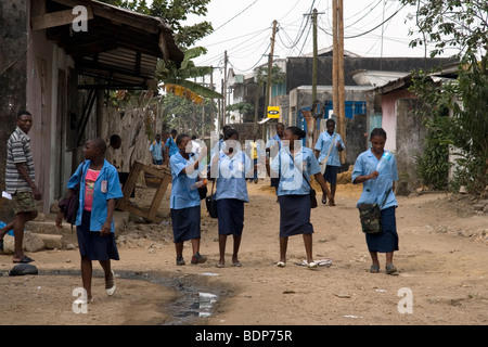 Des lycéennes en uniforme à l'école au quartier pauvre de Grand Moulin Douala Cameroun Afrique de l'Ouest Banque D'Images