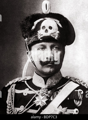 Le kaiser Guillaume II d'Allemagne - le petit-fils de la reine Victoria (1859-1941) le port de la Totenkopf (Tête de mort) symbole sur son casque Banque D'Images