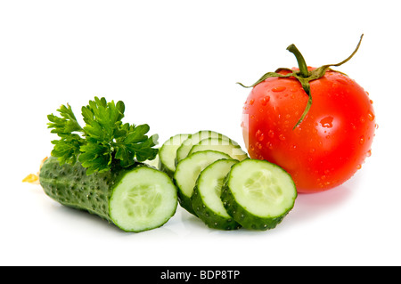 Concombre tomate rouge, vert et le persil sur un fond blanc Banque D'Images