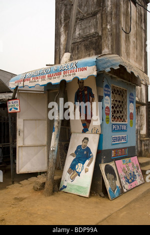 Peintures de footballeurs Samuel Etoo et Didier Drogba quartier New-Bell Douala Cameroun Afrique de l'Ouest Banque D'Images