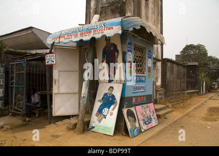 Peintures de footballeurs Samuel Etoo et Didier Drogba quartier New-Bell Douala Cameroun Afrique de l'Ouest Banque D'Images