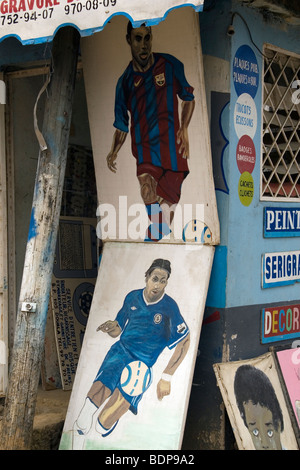 Peintures de footballeurs Samuel Etoo et Didier Drogba quartier New-Bell Douala Cameroun Afrique de l'Ouest Banque D'Images