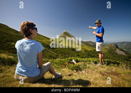 Un couple de randonneurs devant le Puy Griou (Auvergne - France). Couple de randonneurs devant le Puy Griou (Cantal - France). Banque D'Images