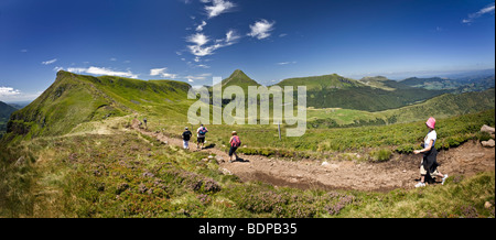 Les randonneurs en face du Puy Mary (Cantal - Auvergne - France). Randonneurs devant le Puy Mary (Cantal 15 - Auvergne - France). Banque D'Images