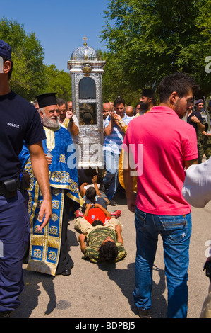 Les pèlerins se trouvent sur le plancher pour permettre aux corps de Saint Gerasimos à passer sur eux au monastère sur l'île grecque de Céphalonie, Grèce GR Banque D'Images