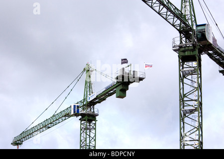 Grues travaillant sur le site du nouveau centre commercial Southgate à Bath en Angleterre Somerset Banque D'Images