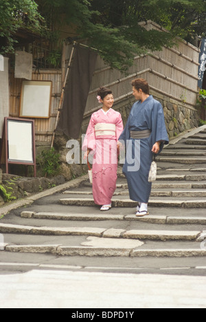 Jeune couple en kimono descendant des escaliers Banque D'Images