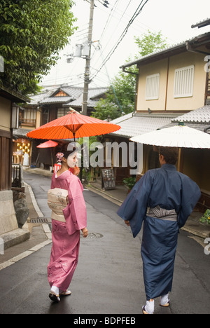 Jeune couple en kimono walking Down Hill Banque D'Images