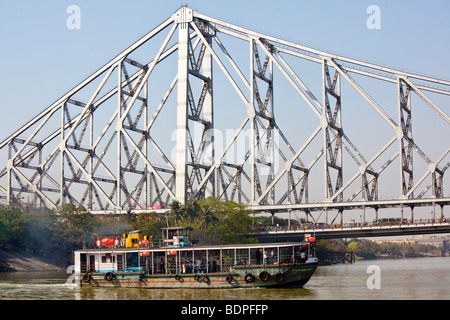 Traversier et l'Howrah Bridge de Calcutta, Inde Banque D'Images