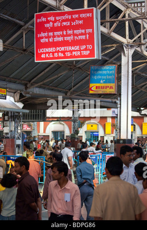 Porter Prix Sign dans la gare de Howrah Dans Calcutta Inde Banque D'Images