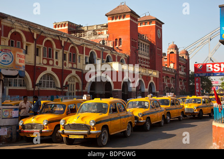 Taxi en face de la gare de Howrah Calcutta en Inde Banque D'Images