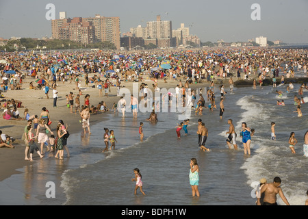 Chaude journée d'été sur la plage de Coney Island, Brooklyn, New York Banque D'Images