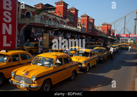 Taxi à gare de Howrah Dans Calcutta Inde Banque D'Images