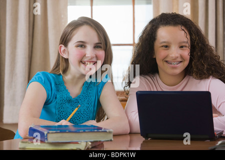 Portrait de deux girls smiling Banque D'Images