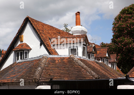 L'Angleterre, Berkshire, Bray Village, High Street, sol carrelé romarin rouge toit de maison Banque D'Images