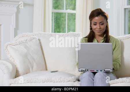 Businesswoman working on a laptop at home Banque D'Images