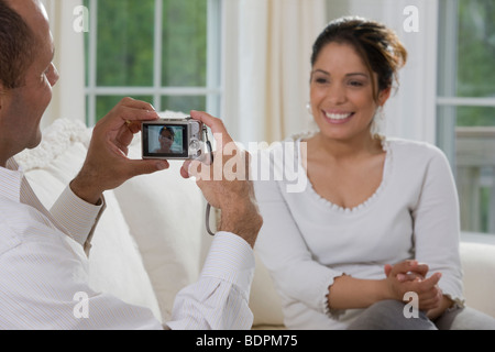 Man de prendre une photo d'une femme hispanique Banque D'Images