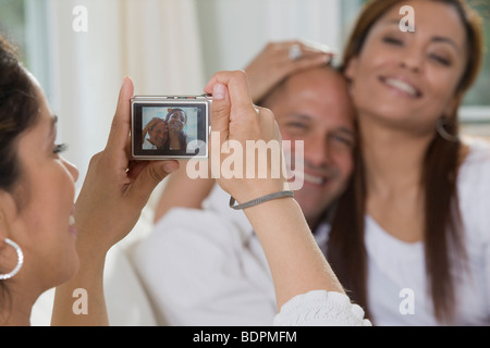 Hispanic woman taking a photo de ses amis Banque D'Images