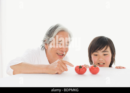 Grand-père et son petit-fils à la tomate Banque D'Images