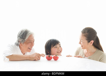 Les grands-parents et petit-fils à la tomate Banque D'Images