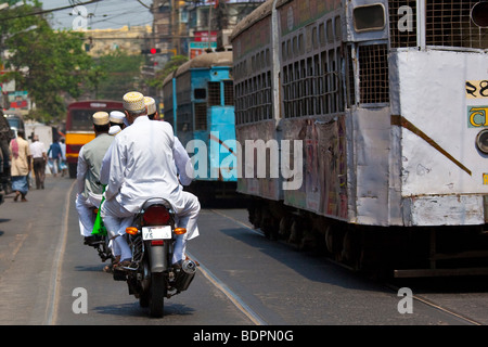 Hommes et garçons musulmans sur une moto à Calcutta Inde Banque D'Images