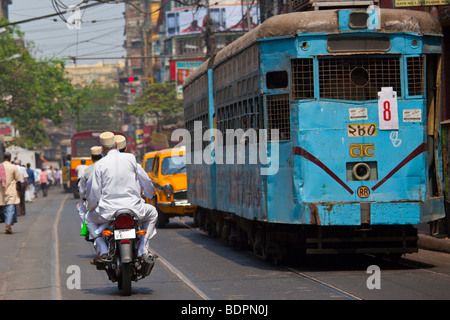 Hommes et garçons musulmans sur une moto à Calcutta Inde Banque D'Images