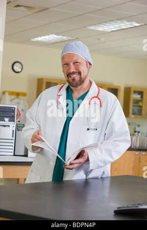 Portrait of a male doctor smiling Banque D'Images