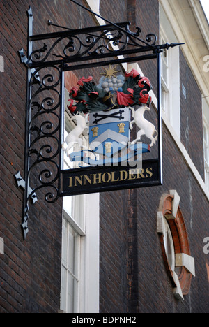 Affiche à l'extérieur de Innholders Hall, siège de la Worshipful Company of Innholders dans la rue College, Londres, Angleterre, Royaume-Uni Banque D'Images