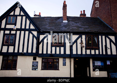 Ye Olde Dolphin Inn - Derby le plus vieux et le plus célèbre pub, datant de 1530. Banque D'Images