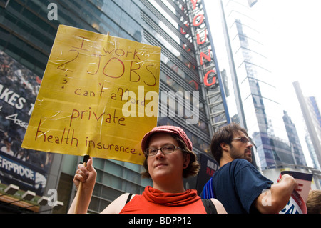 Des milliers de partisans de la réforme des soins de santé se réunissent à Times Square à New York Banque D'Images