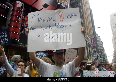 Des milliers de partisans de la réforme des soins de santé se réunissent à Times Square à New York Banque D'Images