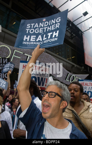 Des milliers de partisans de la réforme des soins de santé se réunissent à Times Square à New York Banque D'Images