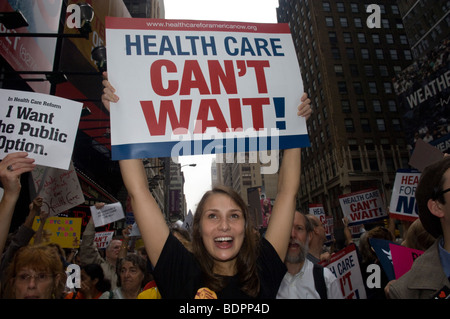 Des milliers de partisans de la réforme des soins de santé se réunissent à Times Square à New York Banque D'Images