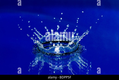 Belle corona de splash d'eau bleu Banque D'Images