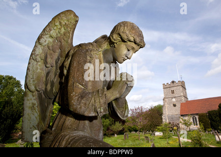 L'Angleterre, Berkshire, Beaconsfield, cimetière de la paroisse Holy Trinity memorial ange peint par l'artiste local sir Stanley Spencer Banque D'Images