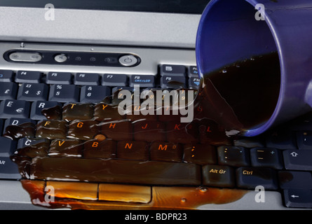 Renverser du café sur le clavier Banque D'Images