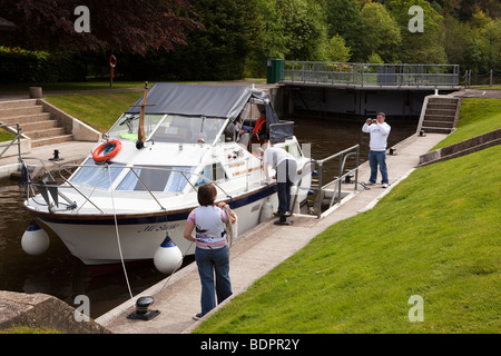 L'Angleterre, Berkshire, Beaconsfield serrures, cabin cruiser en passant par la serrure Banque D'Images