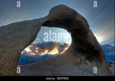 Rayons de rayonner sur le Mont Whitney comme vu par le passage de Whitney, Alabama Hills, Lone Pine, Californie, USA. Banque D'Images